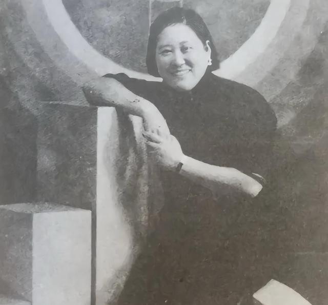 1935年，一个女子走到孙传芳身后，突然掏出手枪，朝着孙传芳连开3枪，一枪打中脑
