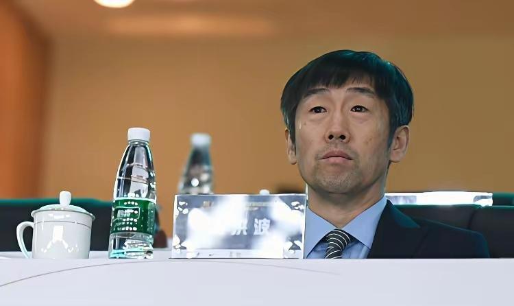 国足这帮人现在连泰国都踢得费劲，可往前倒几年，咱是真赢过韩国、赢过法国的。那会儿