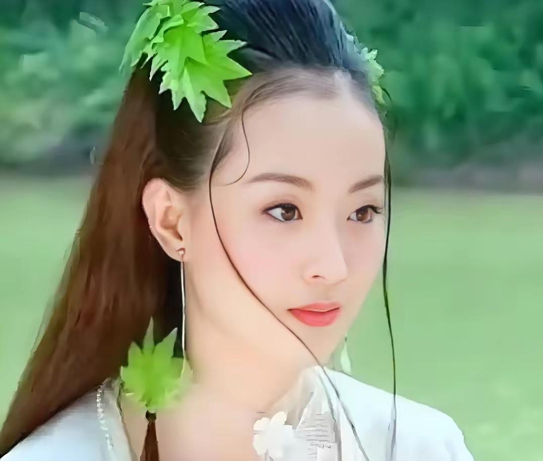 她的每款头饰都很美。我最爱的是第二张里面的流苏发饰，太美啦！

绿叶发饰也不错了