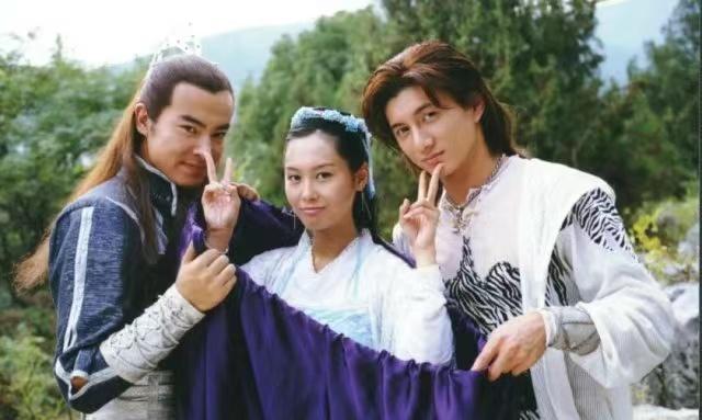 2004年，于波花260万在北京买了两套连厕所都没有，破破烂烂的四合院，当时所有