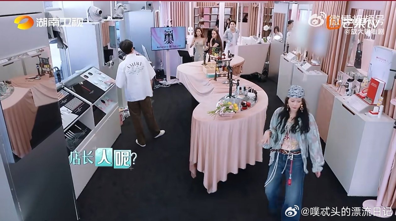 颜安 颜鸥虽迟但到 颜鸥一出现，欢乐就源源不断！他到巴黎不忘准备海鸥服，店里首次