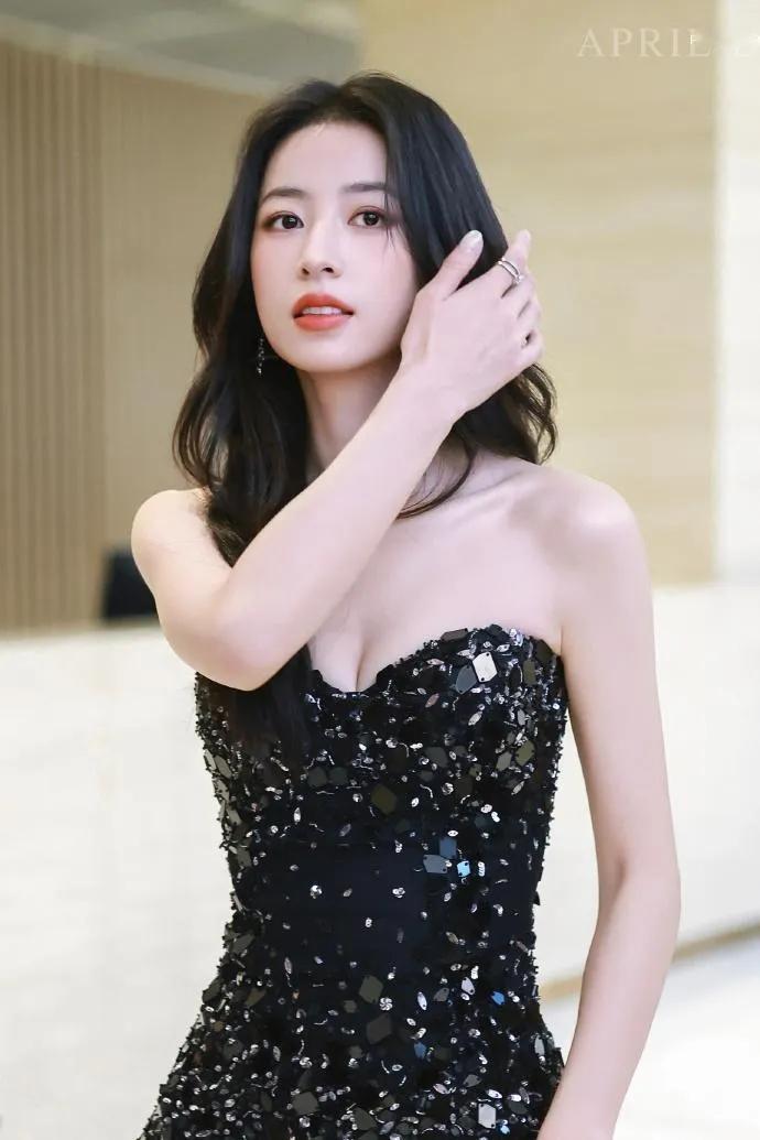 女神周雨彤，又美又迷人。