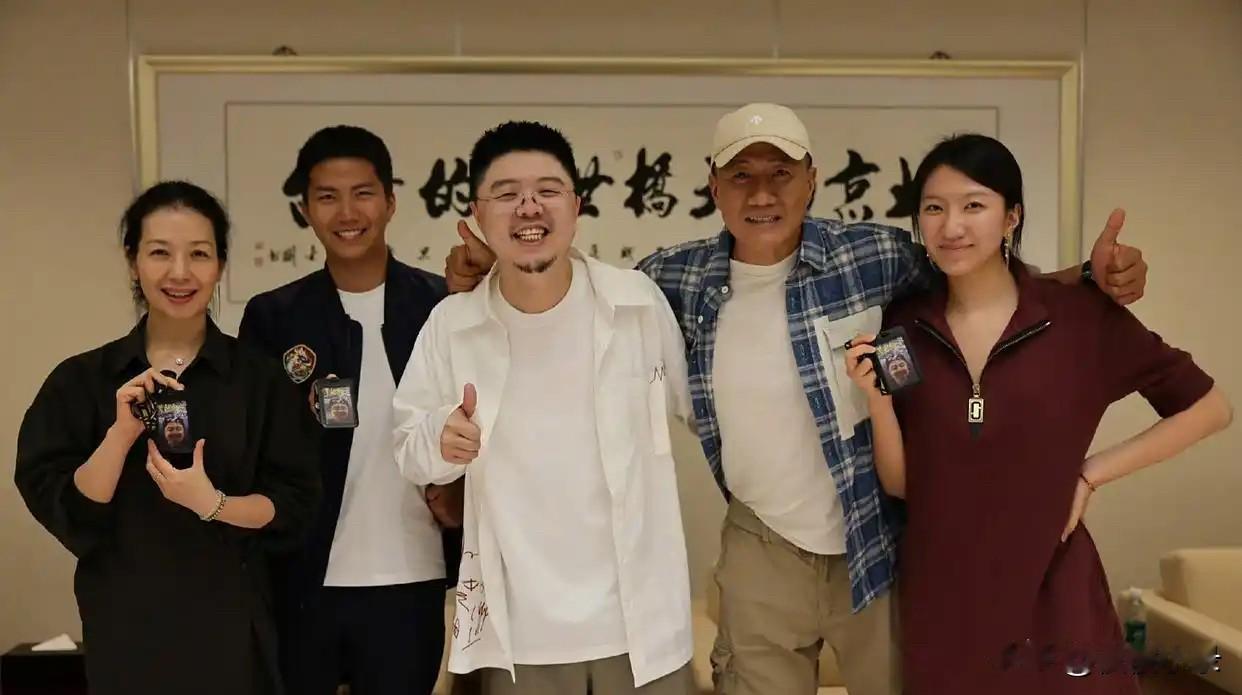 胡军和家人一起去看舞台剧，老婆卢芳打扮贵气，24岁女儿罕见露面！[得意][得意]