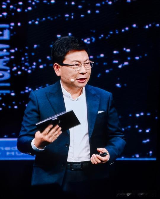 我个人支持余承东吼吼吼，他在这次在台上那股子激动劲儿，真不是装出来的，那是憋了整