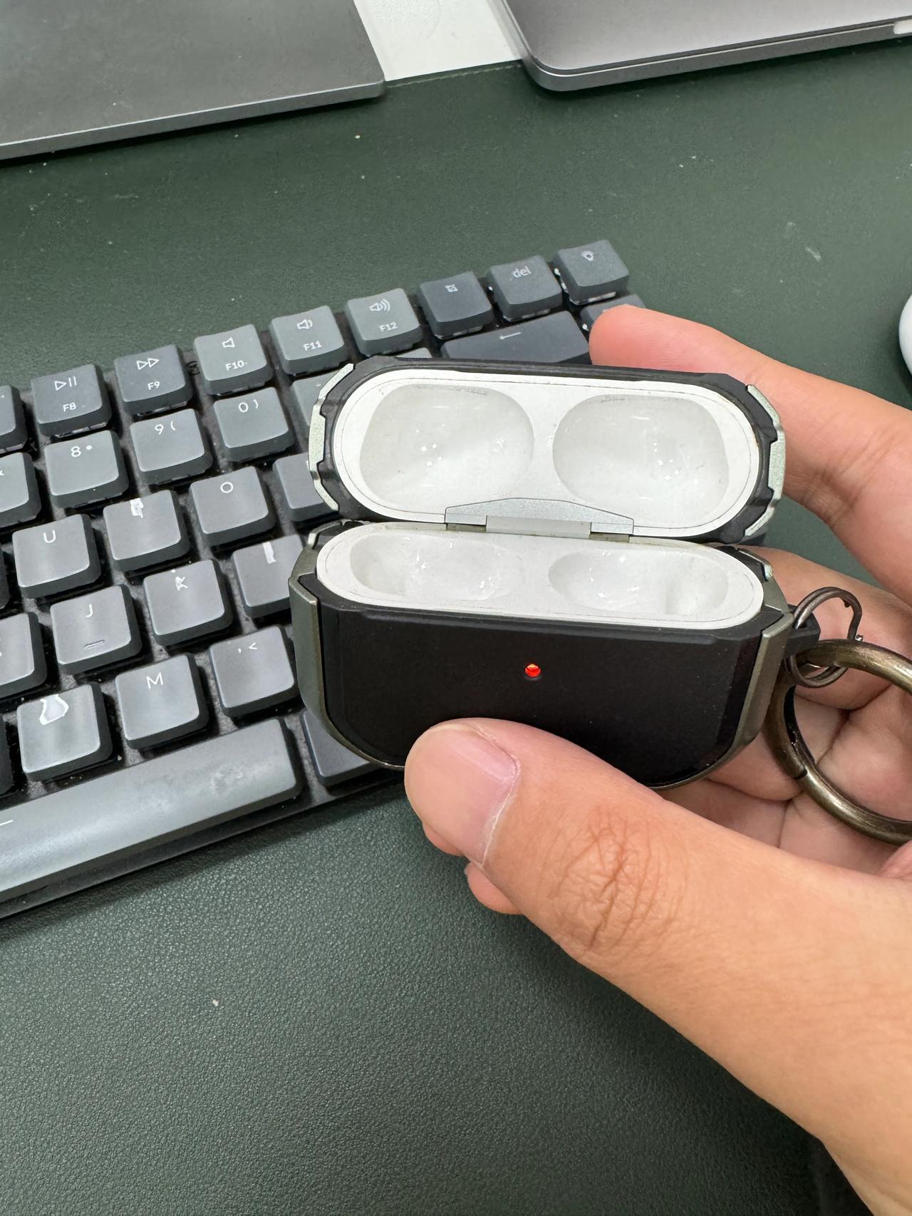 AirPods Pro初代用了几年了，电池已经完全不行了[笑哭]每次充电用不了半