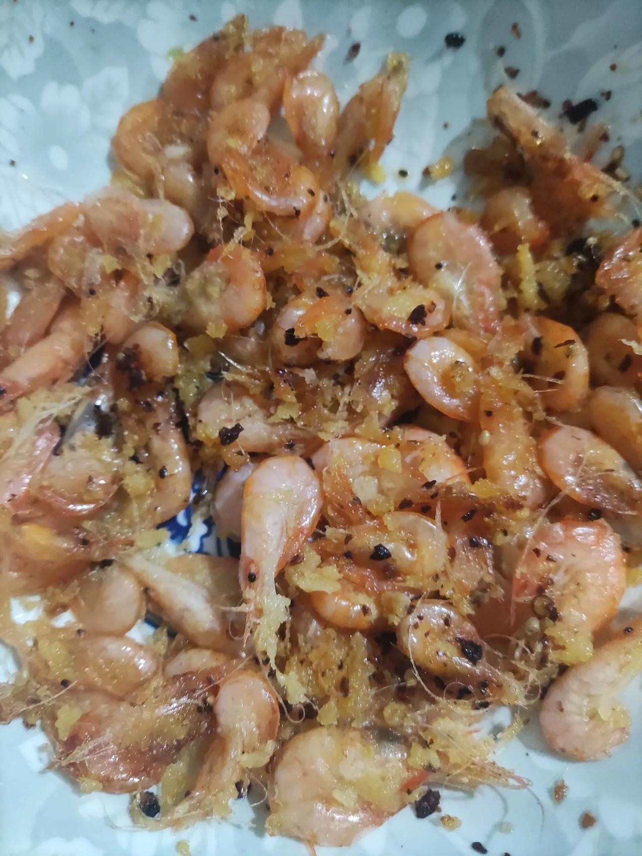 今天周日给孩子做的麻辣鱼和虾，孩子在长身体的时候，每周我们都会改善一下生活，做点