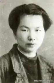 1950年，吴石被枪决，仆人林阿香被拖进审讯室，特务把枪拍在桌上，问她文件藏哪，