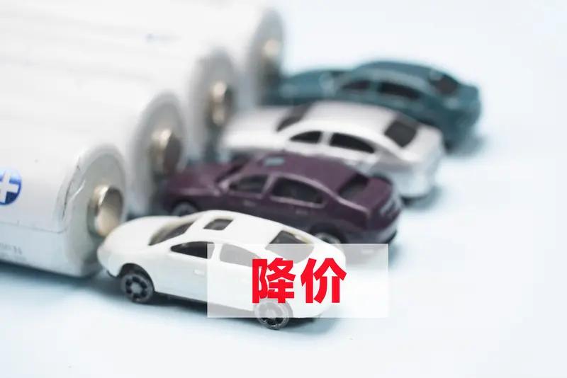汽车行业会呈现阶段涨价、长期降价的态势。短期来看，原材料价格波动、芯片短缺等因素