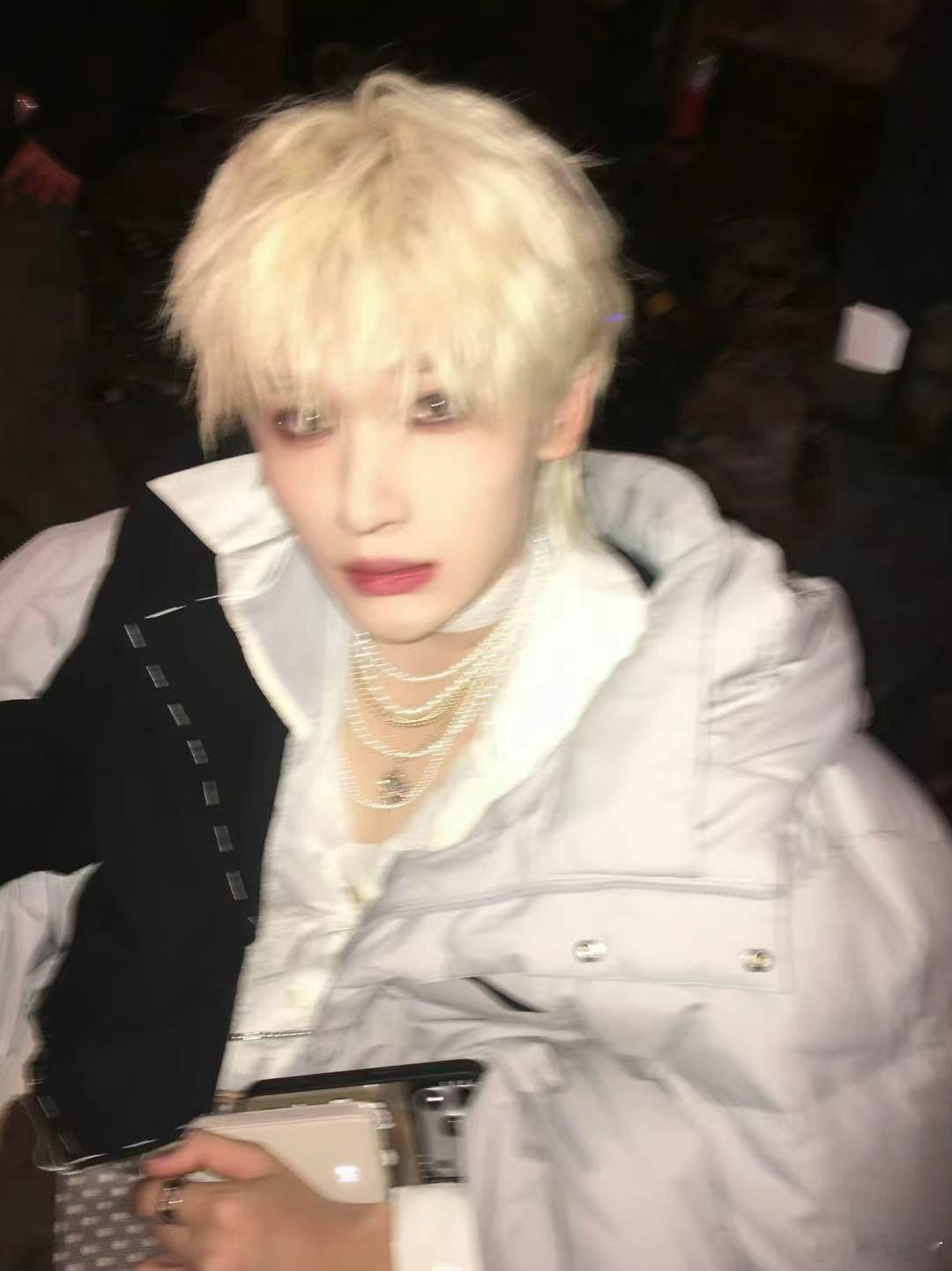 余宇涵直拍蛊惑崽来的 真的顶不住余宇涵的舞台，直拍里每一处细节都很绝，亮片西装造