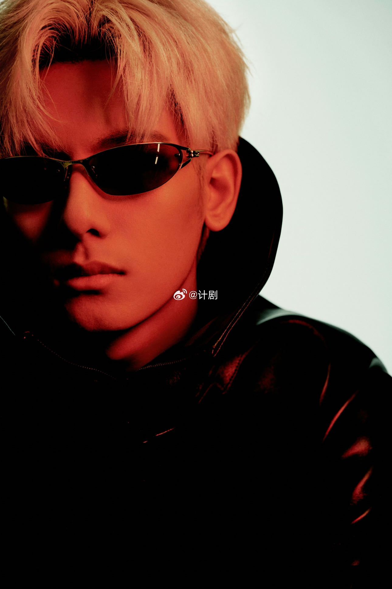 胡先煦上城士非遗巡游展胡先煦上海路透生图 银发狐狸既视感十足，冷艳帅气直击心脏，