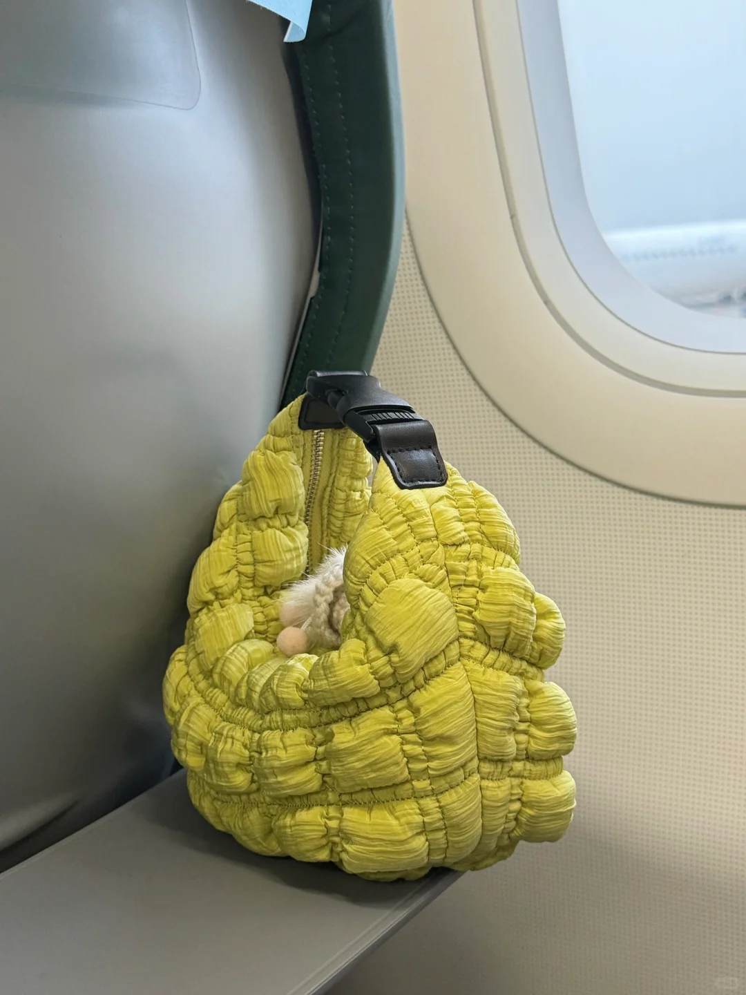 在飞机上✈️✈️ 被夸好看的小包包～