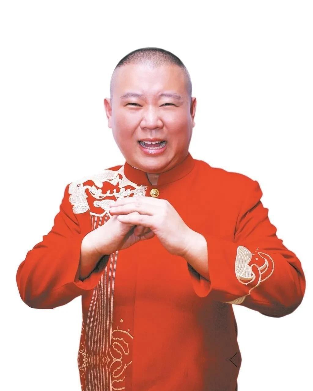 杨议坐在普通折叠椅上开直播，把郭德纲“被调查”直接摊到台面，几年挨骂仍不闭嘴：这