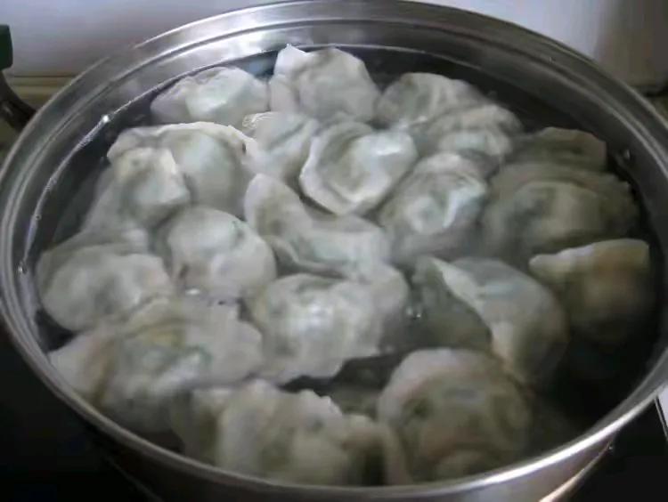 7分钟煮一锅，3分钟热一盘。

冻饺子我折腾了半天，才发现路子全歪了。

生冻的