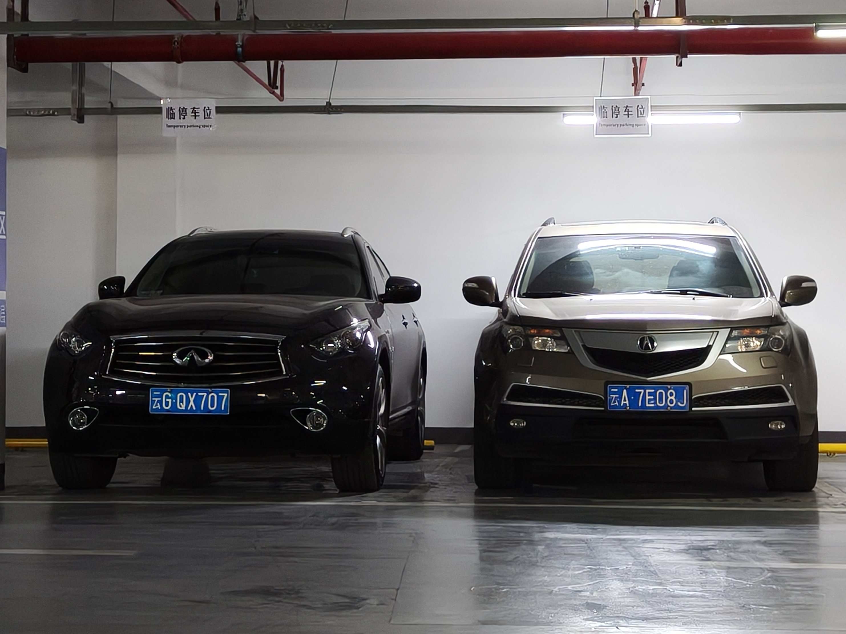 这代MDX我觉得是那个时期讴歌设计得最成功的车了，看着犀利运动又大气。图3属于正