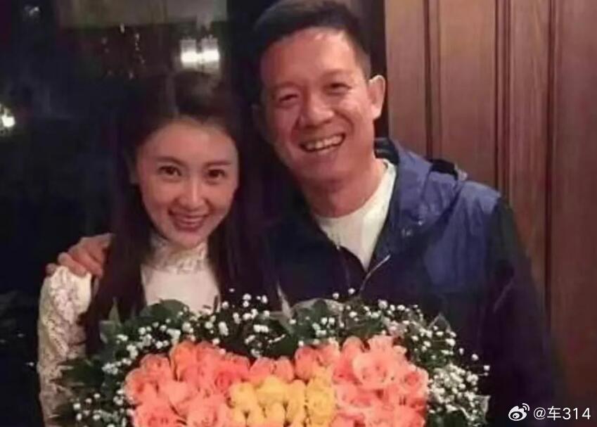很多人都关心这俩人感情如何、财产怎么分割，但我们只关心贾老板什么时候回国。饼画的