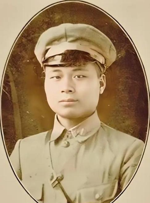 1959年，51岁的邱行湘刚获特赦，这个曾经叱咤战场的国民党将军住在南京，拿着6