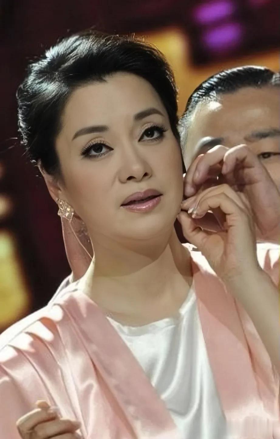 那年，上海工人歌唱比赛上，一位22岁的纺织女工唱罢，被南京军区歌舞团的评委一把拉