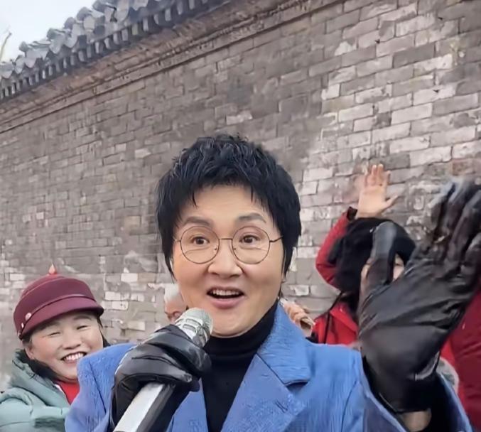 月租700的破房子，孙楠在这给女儿读四书五经。
你刷到这条时，他正把宾利停进城中