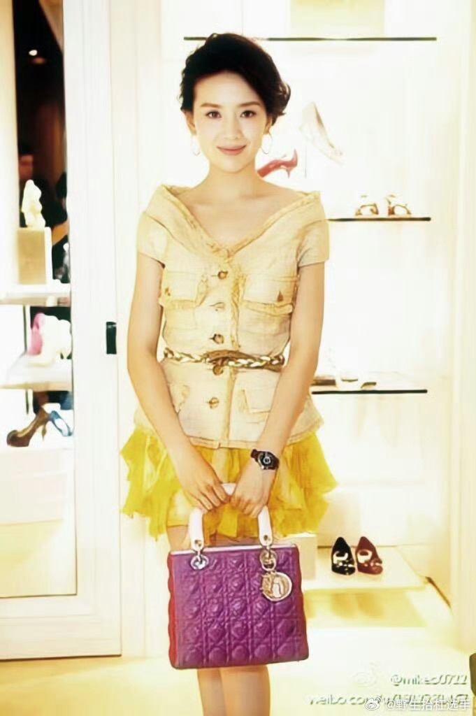 年轻时候的董洁 真的挺美的，她可是冷清秋啊！ 