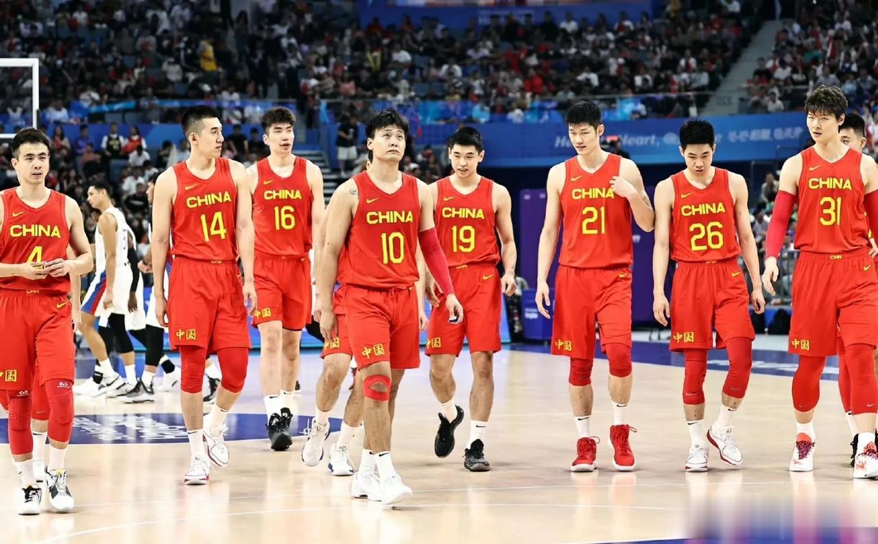 中国男篮又输球了，对手还是菲律宾，挺好的！为何？原因有三:
1、乔帅终于可以下课