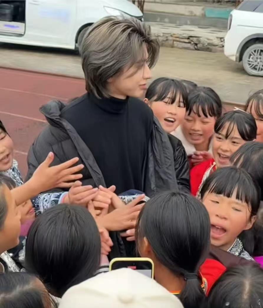 蔡徐坤现身贵州山区做公益蔡徐坤学跳贵州舞蹈锦鸡舞 哇哦！蔡徐坤现身贵州山区做公益