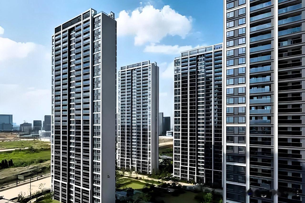 现在的房价，早已不是单纯的经济话题，而是老百姓最揪心的民生大事。刚需盼降价安家，