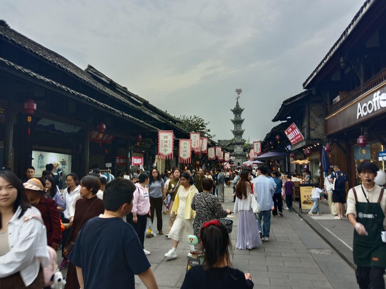 作为离家最近的古镇，元通古镇每年都要来几次。没想到，今年这个清明假期，居然人山人