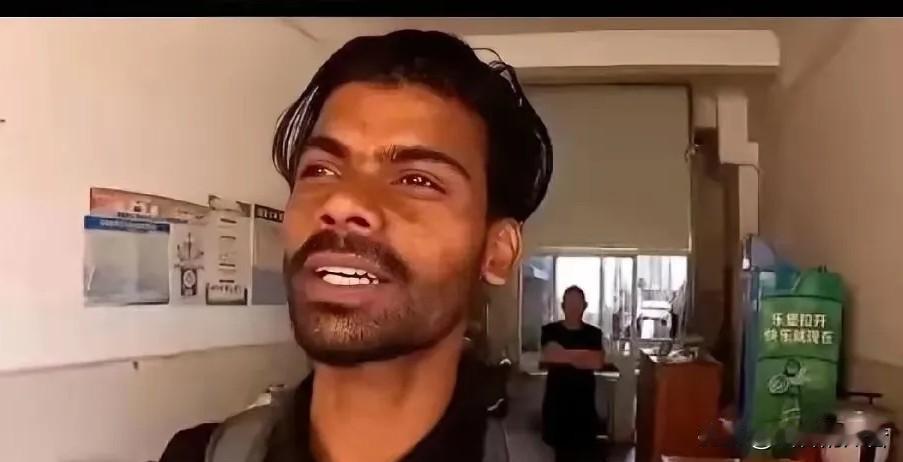 印度博主Koushik是个印度乞丐，现在是二度入境中国乞讨，目前在中国北方一带活