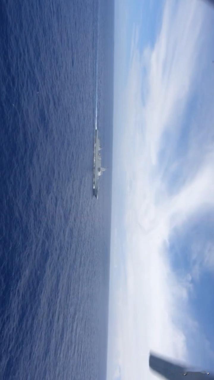 南海那边摔飞机，我们这边练击沉！055最新演练曝光，4发导弹干掉2批目标，这波操