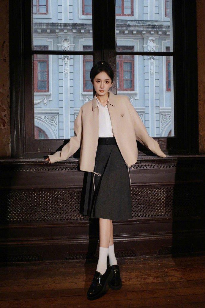 杨幂39岁了，事业却依然在全力以赴，拼命三娘的杨幂，近几日活动是一个接一个，忙得