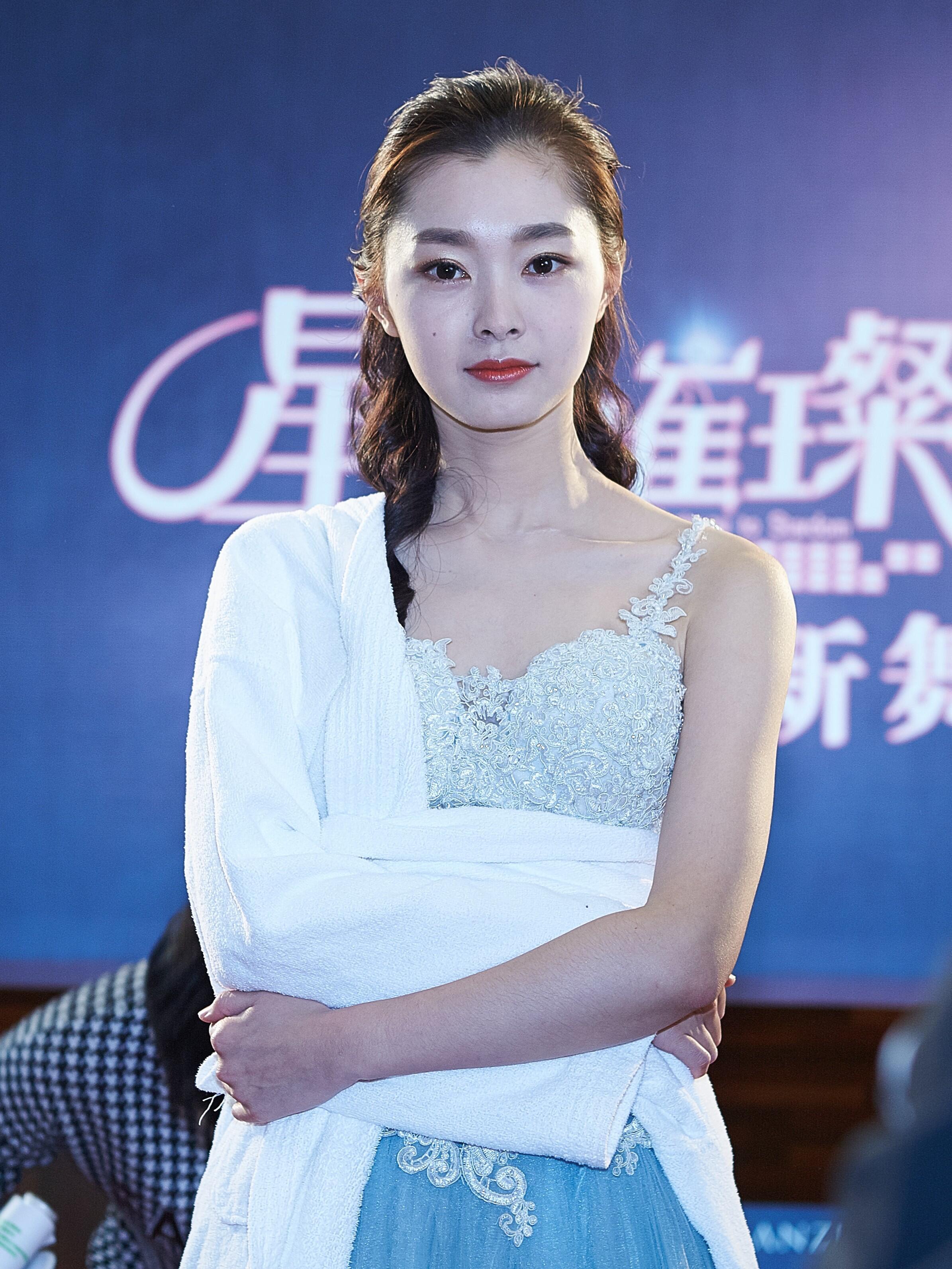 宋轶白色肚兜裙，光背都敢穿太大胆了吧！ ​​​