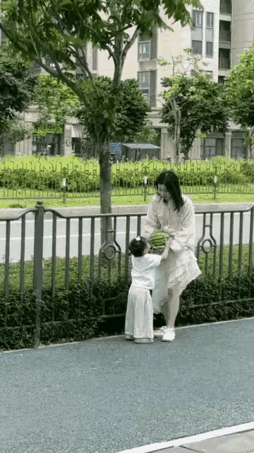盛夏炎炎，妈妈领着女儿下楼买了个西瓜。返回途中，女儿心疼妈妈，竟主动提出帮忙拿西