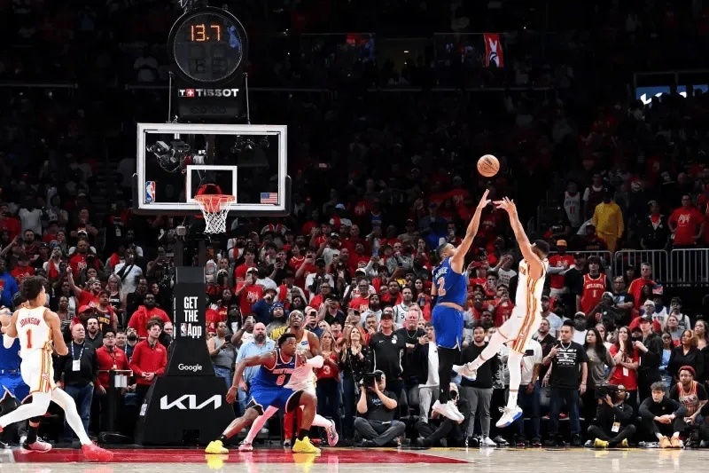 【NBA季后赛激战正酣 🏀 老鹰VS尼克斯！悬念揭晓】NBA季后赛的赛场上，老