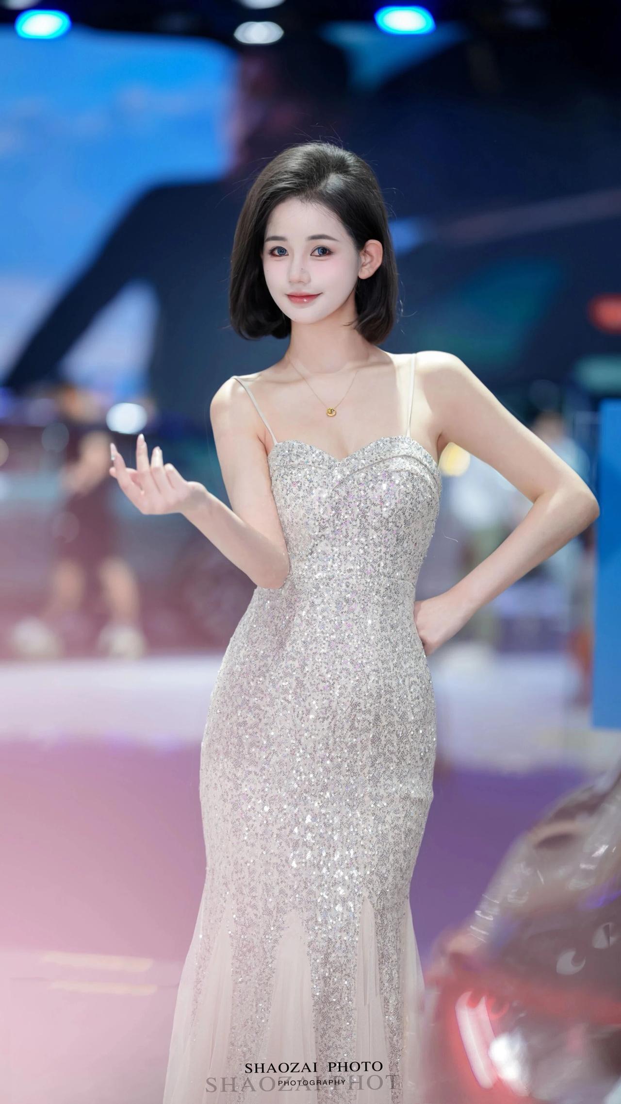 你是喜欢御姐风还是温柔风?1. 氛围感高级感
聚光灯下，每一片亮片都在诉说着优雅