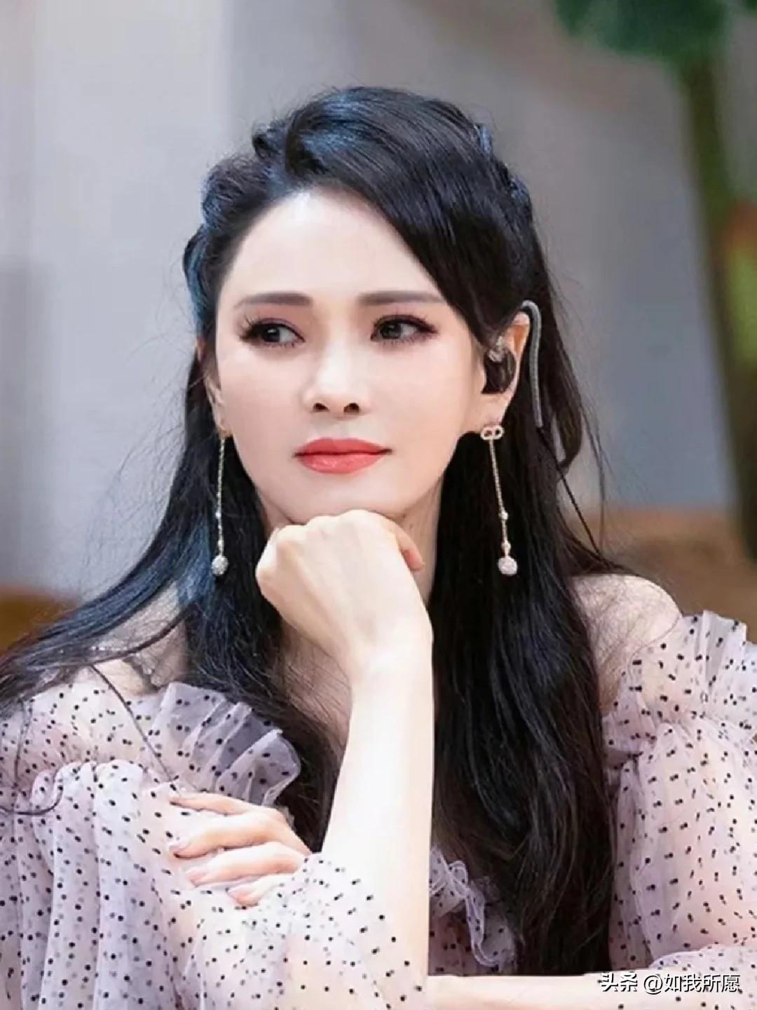 要说娱乐圈
谁的人生剧本最跌宕，
伊能静绝对排得上号。

17岁出道养家，顶着"