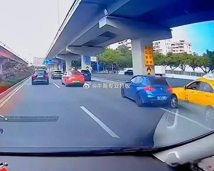 还没完全超越过去，宝马车已经开始刹车，为逼停做准备，而后几乎紧贴着斜插45度横于