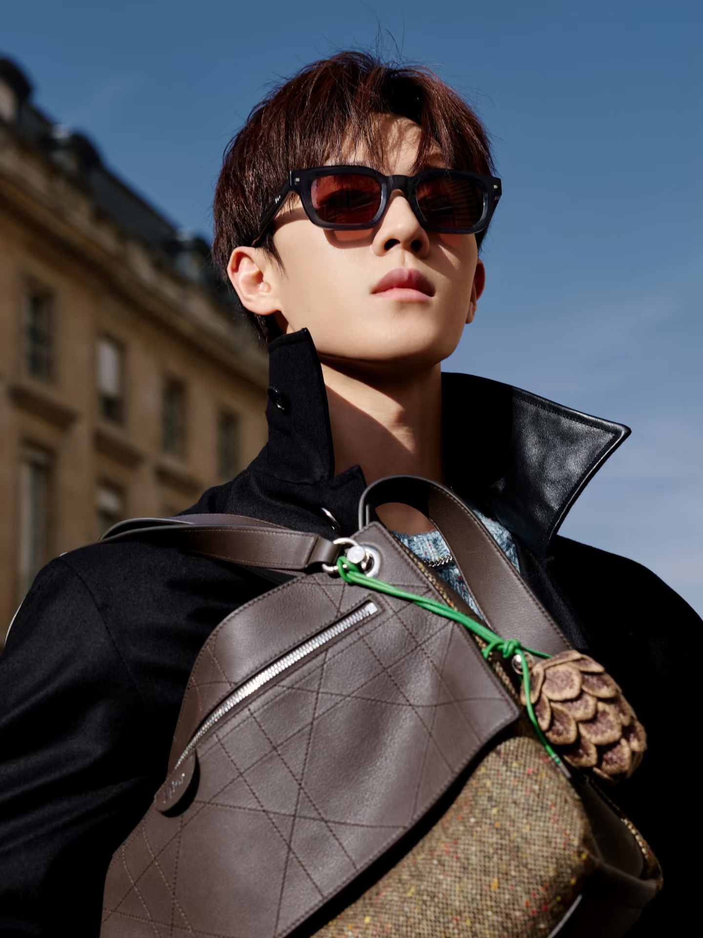 李昀锐｜Dior  巴黎时装周 品牌大使小林全新造型大片，身穿浅蓝针织毛衣与牛仔