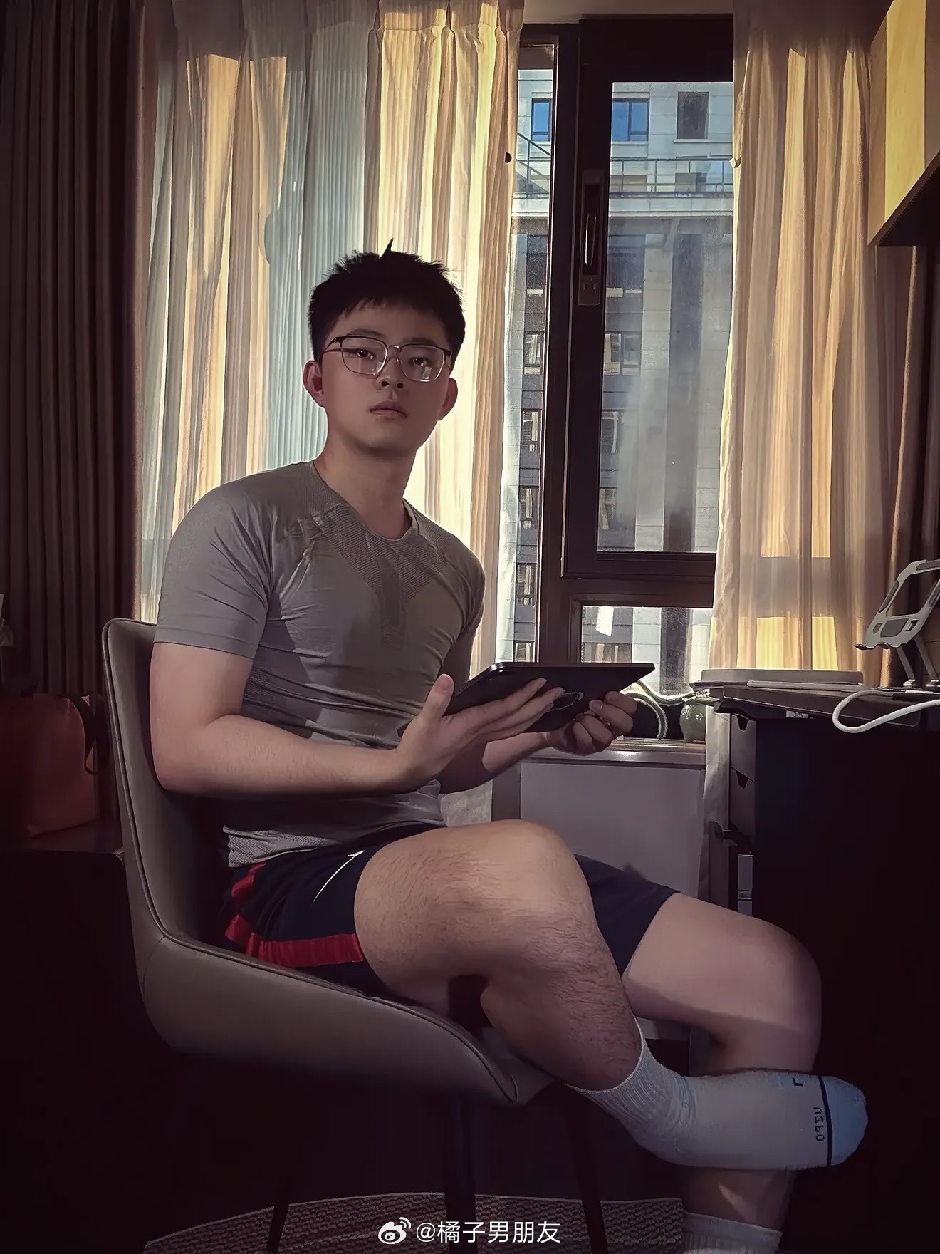 好喜欢戴眼镜的白袜体育生