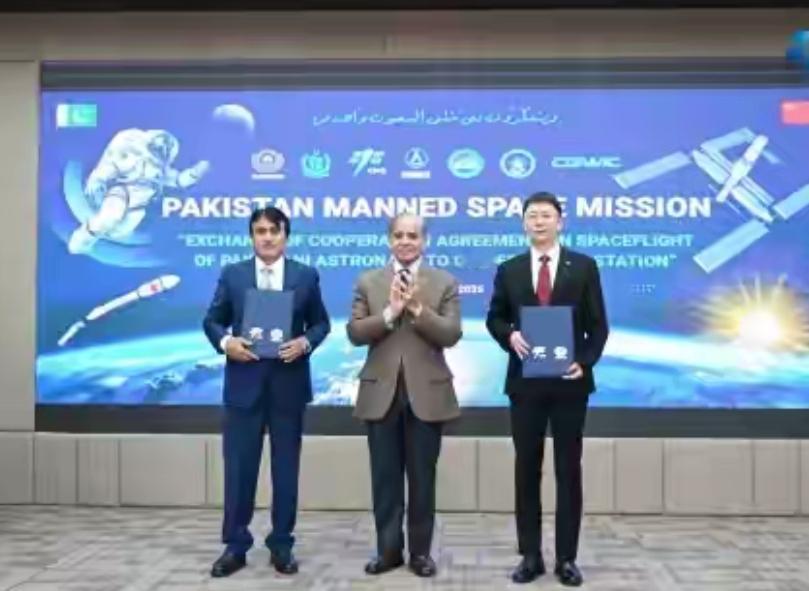 中国空间站不玩虚的，直接塞两个巴基斯坦老铁上天！

没错，就是官宣那俩博士，穆罕