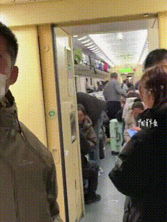 看哭了！辽宁沈阳，女子乘坐火车时，看到一位老奶奶蹲在火车的链接处，询问得知，她要