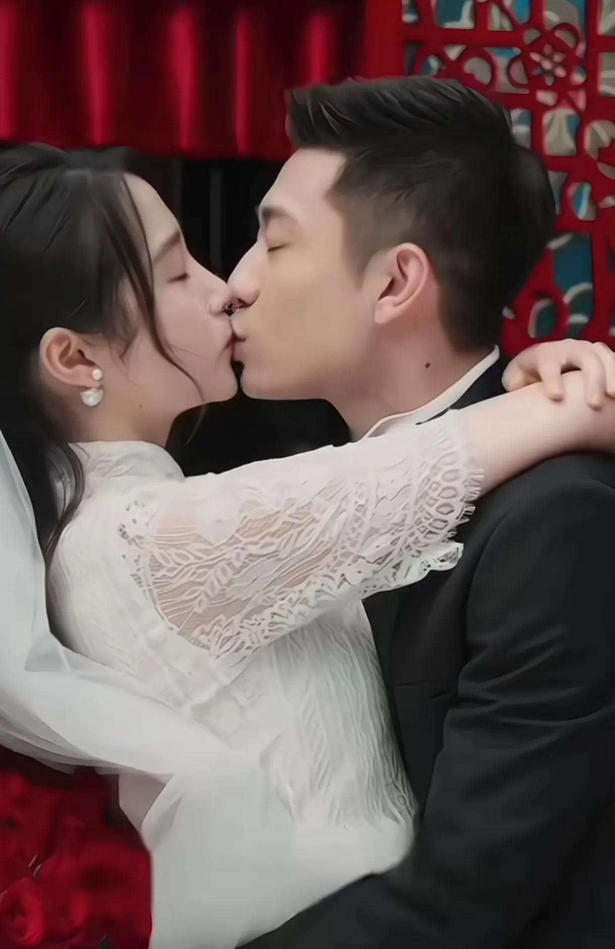还别说，在电视剧里扮演情侣的张一山和关晓彤还真是很般配，特别是两个人的亲吻照，感