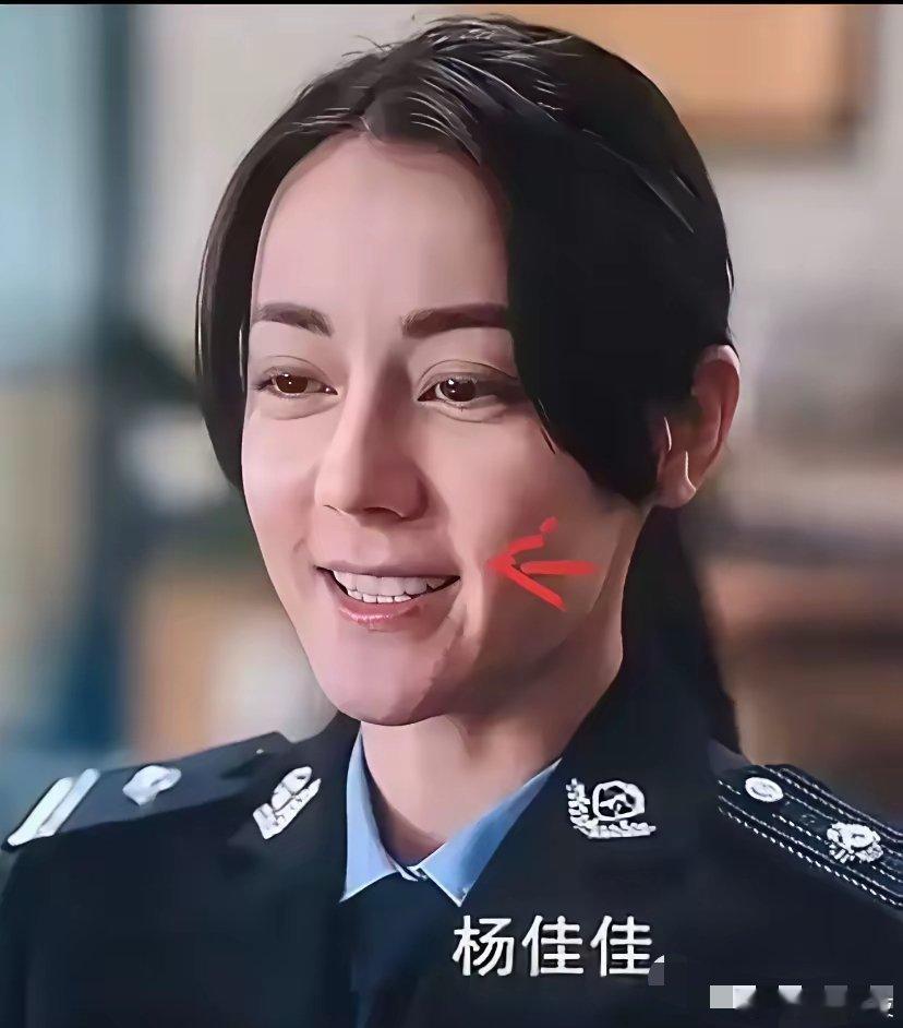 全网都在吐槽迪丽热巴新剧《利剑玫瑰》说她颜值下滑厉害，显老，不适合演警察……可是