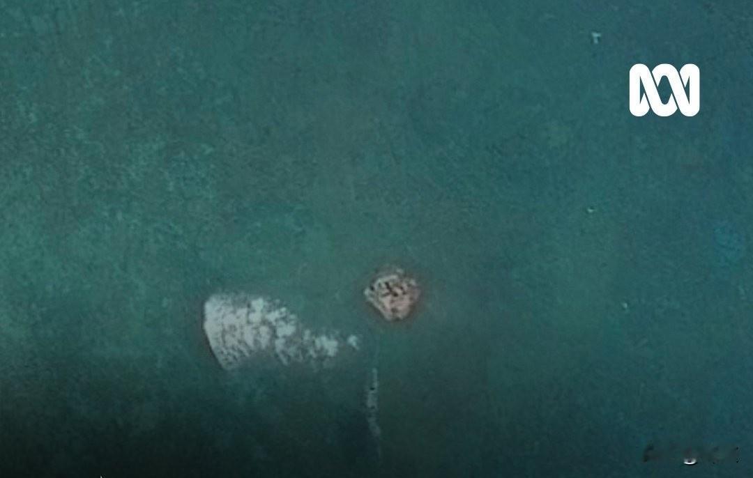 菲律宾又在黄岩岛挑起事端。

近日菲律宾政府声称，在黄岩岛海域发现一座长宽各6米
