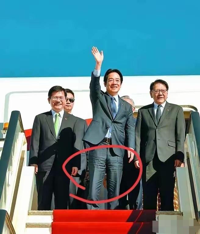 看起来，偷渡也真够辛苦的，这次窜访哪里还有做人起码该有的尊严？就这样还好意思挥手