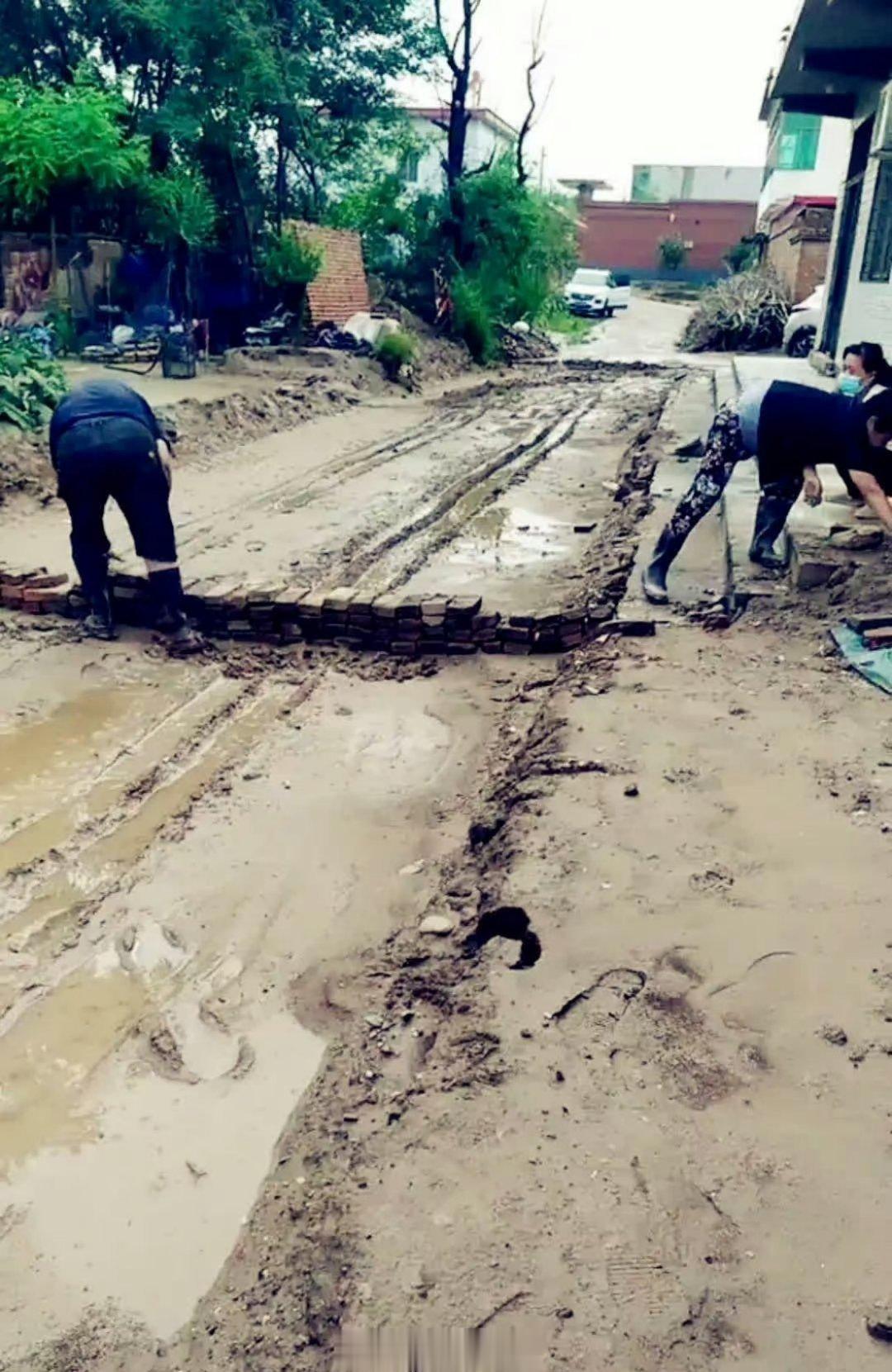 好好的路，咋就要拦起来？[并不简单] ​​​