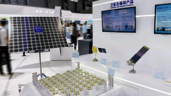 银河航天自主研制的第二代手机直连相控阵天线，该产品是国内首款支持128波束的AS