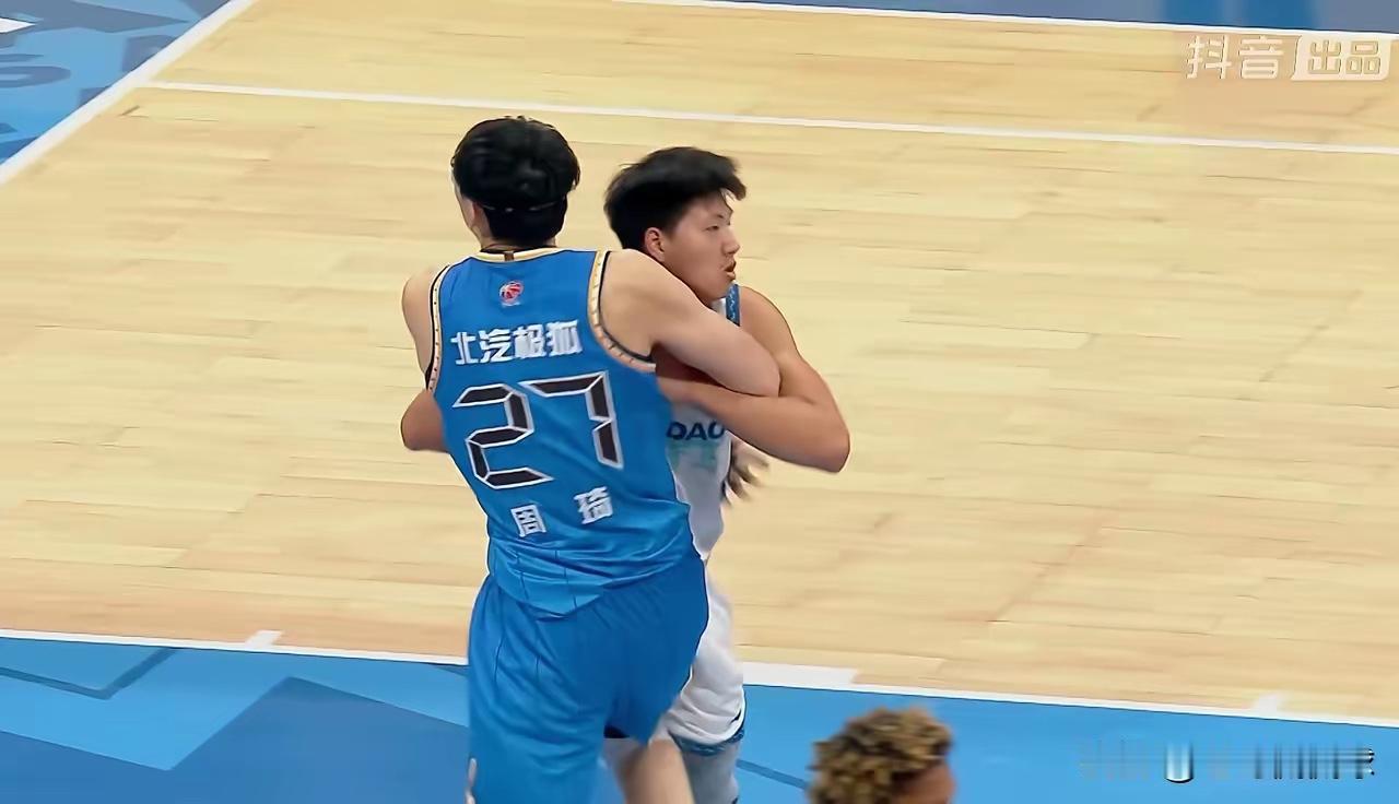 CBA赛场突发火爆冲突！周琦与小将对位起争执，赛场火气该收收了

在今天北京北汽