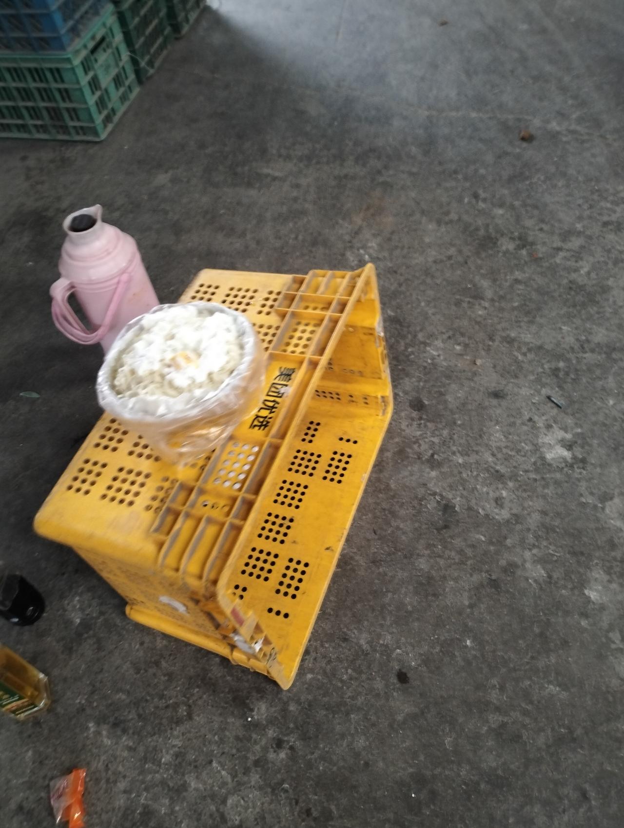 生活里，很多人都在苟且活着，就像这位大爷，一大碗面条，没菜，就一个鸡蛋，还倒点食