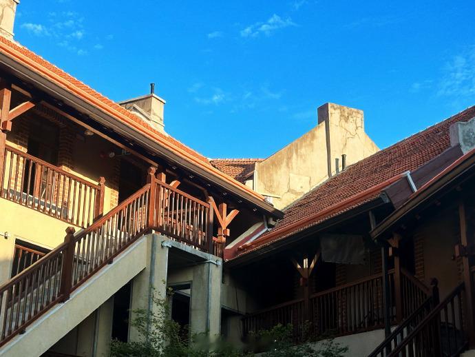 #赵小童晒回青岛后最想念的两口##赵小童拍的青岛里院# 赵小童的青岛印象画卷，里