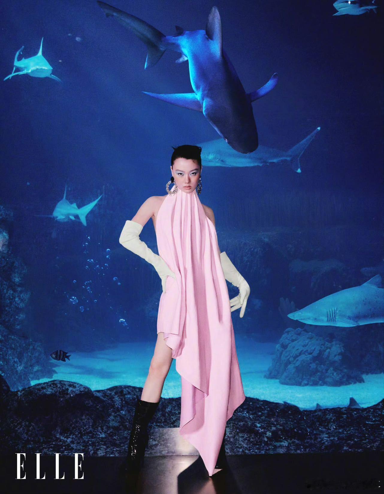 刚被大片质感狠狠戳中，单依纯海陆世界大片 把鲜艳色彩驾驭得恰到好处，每一张都满是